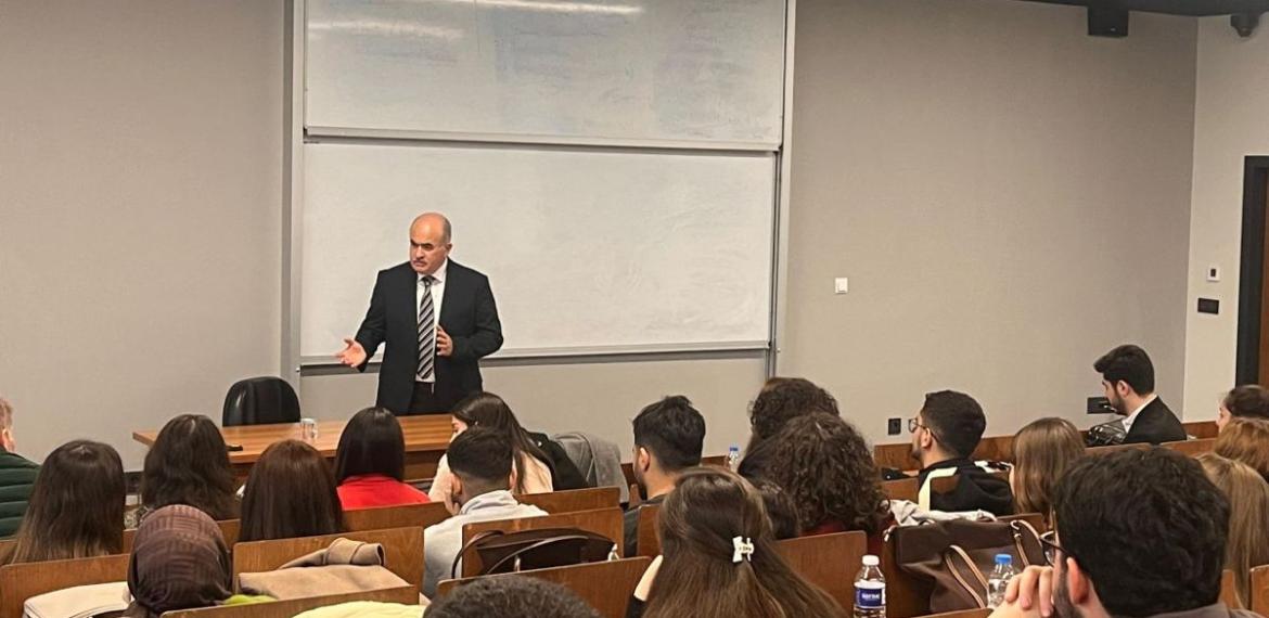 Kentsel Bölgeler ve Metropoliten Yönetim dersimiz vesilesiyle bölümümüzde Vali – Mülkiye Başmüfettişi Sayın Doç. Dr. Zülkif DAĞLI Bey'i ağırlama fırsatı bulduk.